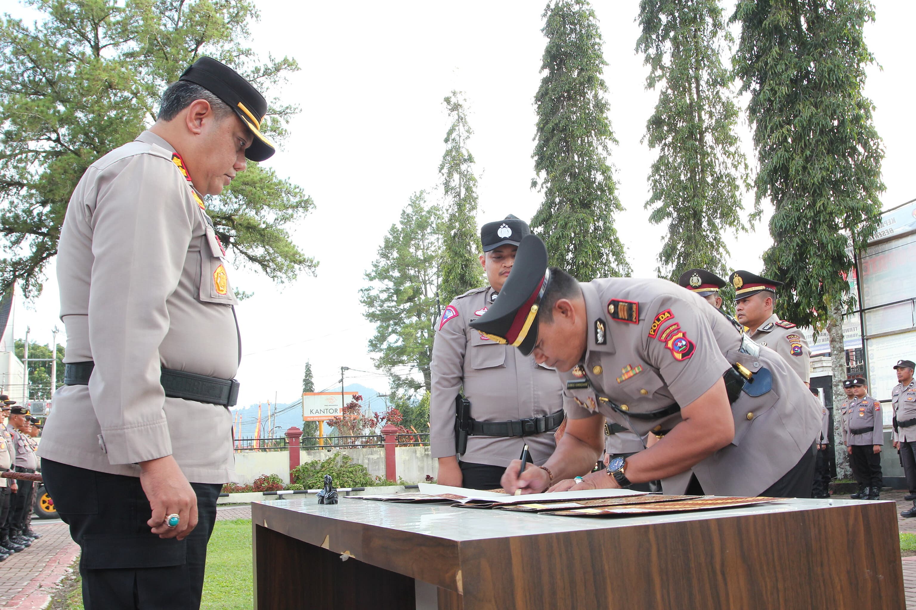 Yudho Huntoro Gelar Sertijab  PJU Dan Kapolsek Di Halaman Mako Polres Pasaman 