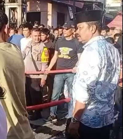 Desrizal Skm Mkes Langsung Terjun  Melihat Kebakaran  Di Simpang Pasar Kumpulan 